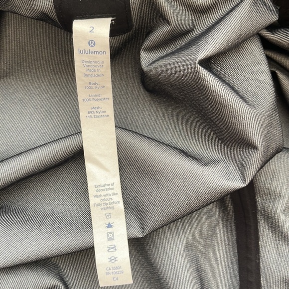 Lululemon jacket size 2 - Picture 8 of 8